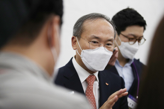 이석희 SK하이닉스 사장이 지난달 29일 서울 코엑스에서 열린 반도체의 날 기념식을 마치고 나서며 취재진의 질문을 받고 있다. <연합뉴스>